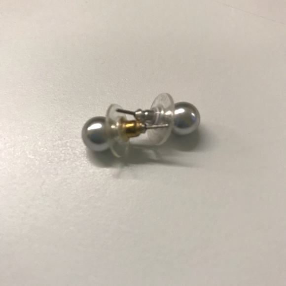 Silver color pearl stud earrings - Picture 1 of 7